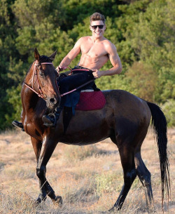 fazmeutipo:  Zac Efron Sighting Riding A Horse In Sardinia 