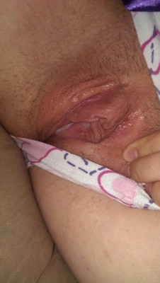 stickyknickers:  atticmonkey2118:  Pregnant horny and super wet