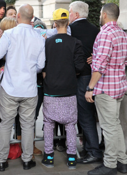 chickensandwich:  Justin Bieber poops diaper in public 