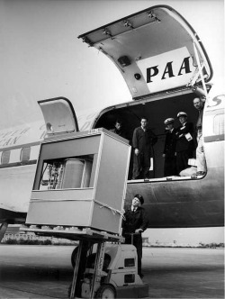nm-gayguy: theniftyfifties:  A 5 megabyte hard drive being loaded