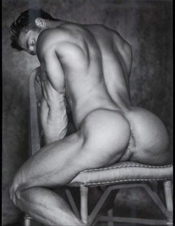 pushmybottoms:  Wide wide chair  www.pushmybottoms.tumblr.com