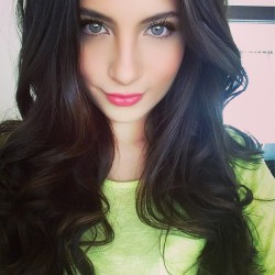 megacutesexybabes:  Brunette looking into your soul 