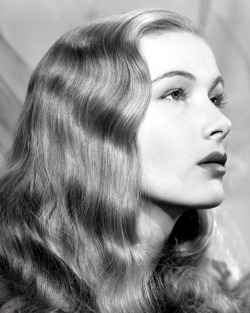 summers-in-hollywood:Portrait of Veronica Lake, 1942 https://painted-face.com/