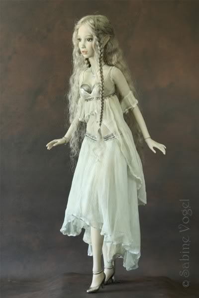 hazedolly:  “Fee"  One of a kind porcelain ball-jointed art doll by German artist Sabine Vogel. Source 