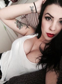 Inked Babe With Cleavage