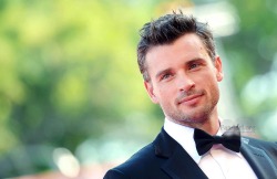 becauseicandrawbutts:  smallwind:  2013 9/1 Tom Welling attends