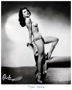 burleskateer:Tyra Mona           aka. “The Mona Lisa of Burlesque”..