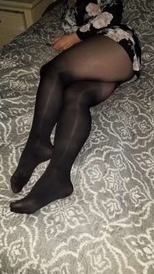 myprettywifesfeet: My pretty wifes sexy legs and curves in her