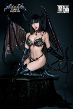 robinwilde:  hotcosplaychicks: Succubus by Cans by aoandou  