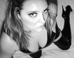 maxigismo:  Domme?  Those eyes,that outfit….