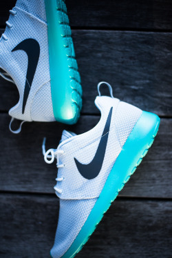 x-dopeshit:  shoe-pornn:  Nike Rosherun-Grey/Tiffany.   http://x-dopeshit.tumblr.com