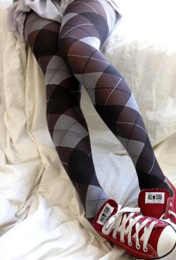 razumichin2:  Argyle tights and converse(via Pinterest: Upptäck