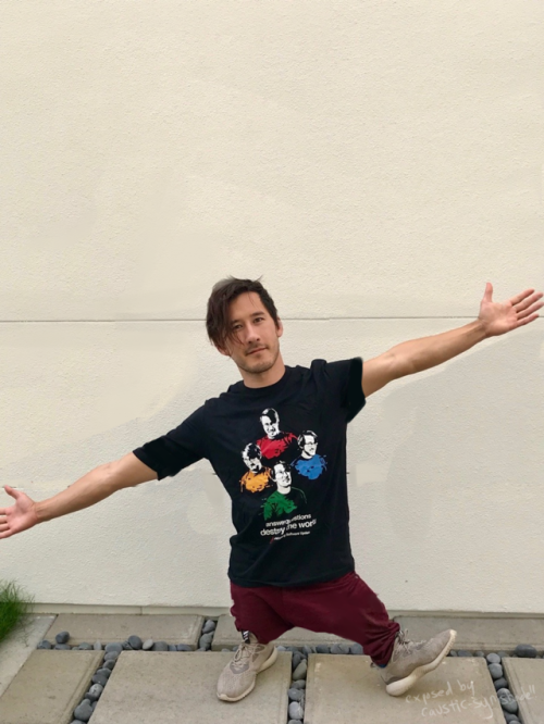 caustic-synishade:  exposed once again, fischfuck lizardboyhe thought he could photoshop taller legs onto himself. hah. i know the truth.