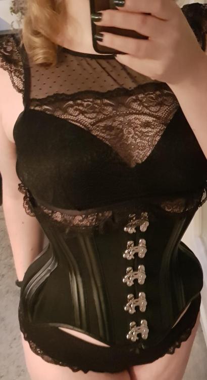 bustiers-and-corsets:  My first time posting on this reddit.
