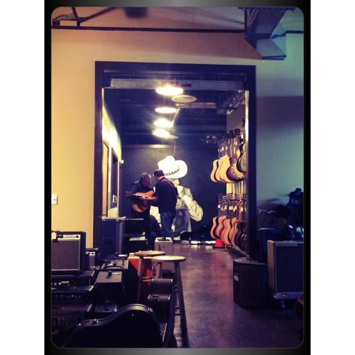 <p>#wyattrice and #kennysmith warming up just before tonight’s #nashvilleflatpickcamp staff concert. One of my favorite moments of a night of stellar music. #oldfriends #nashville #guitar #flatpicking  (at Carter Vintage Guitars)</p>