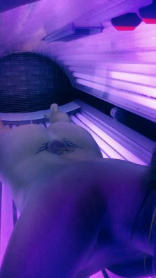 swilly77:  My wife’s sexy ass in the tanning booth. Who can’t