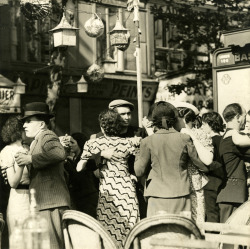 iznogoodgood:  Street Dancing Paris 1938  