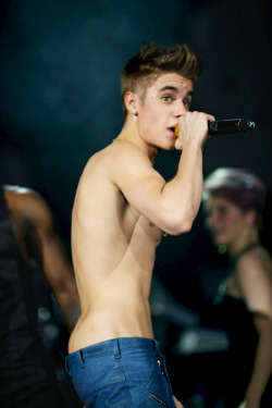 upshorts-n-more:  hotsouls:  Justin bieber forgot his underwear!