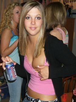 More nip slips and pussy slips pics at http://pussyslip.tumblr.com/