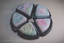 mingsonjia:  冰皮月饼 Snow Skin Mooncakes by jeweledsky