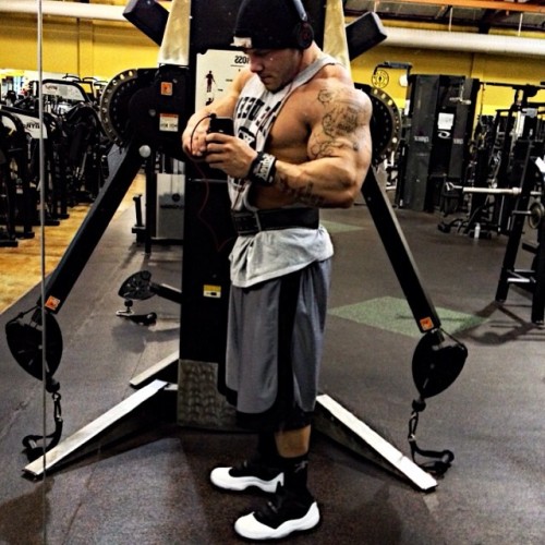 drwannabe:  Anthony Thomas flexing his 20” arms