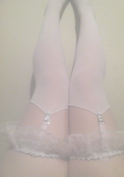 ninachu:  today I made some frilly pink and white leg garters