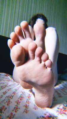 wvfootfetish:  ewstonish:  Good morning🌸  Great soles