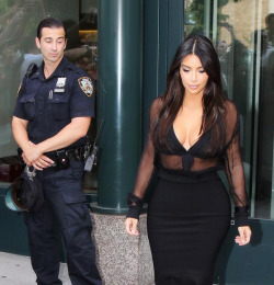 kimkempire:  Look at the cop checking out kim’s butt lol 