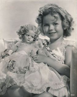 darling-dolls:Shirley Temple with Doll 1934