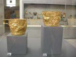 coolartefact:  The Vapheio cups. Pair of gold cups found in the