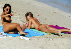 bikiniboobsbutts:    Texting Best Ass  