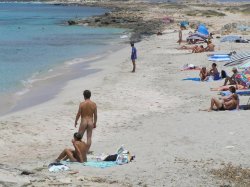 #Nudists and textiles living in peaceful coexistence: it’s