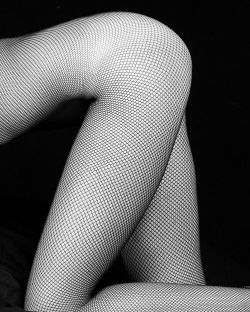 style-beauty-passion:  missymellissa5:  Found a submitted link to this lovely photo in my inbox this morning. Thankyou very much for taking the time to send.  Gorgeous flow of lines and use of black-and-white contrast. Suggestive but still PG-13. Beautifu