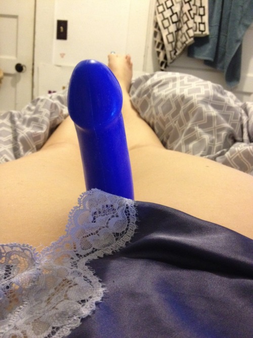 velvetpalace: Hanging in my nightie with Big Blue  Well hello there, Feeldoe.