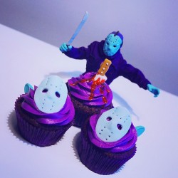 brokehorrorfan:  I would devour these horror movie-themed cupcakes