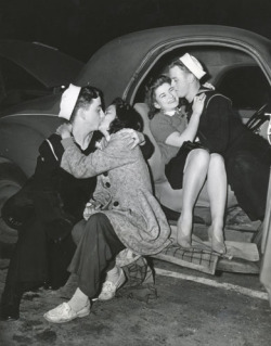 fuckyeahvintage-retro:  Navy couples smooching c.1940 (via) 