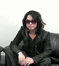 aaiyu:  huahahaha HYDE what’s that V sign XDD 