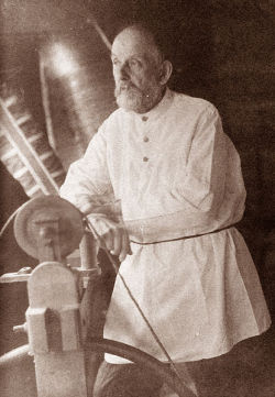 fuckyeahhistorycrushes:  Konstantin Tsiolkovsky (1857-1935) was