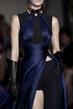 dustrial-inc:  runwayandcouture:  Atelier Versace Haute Couture