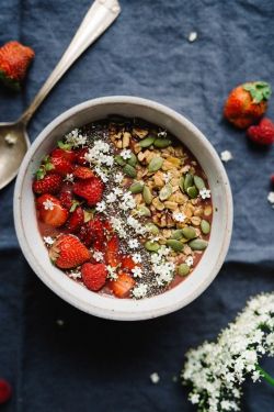 intensefoodcravings:  Elderflower Açaí Bowl | Dolly and Oatmeal