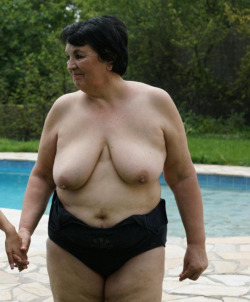 Flabby breasts and belly….nice looking near naked senior