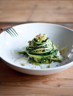 squaremeal:  (via Feasting at Home: Zucchini Linguine)