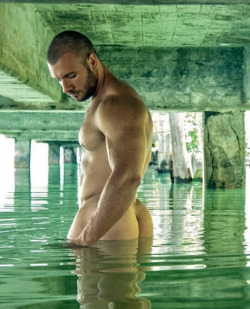 robinhorny:  Under the bridge 🏳️‍🌈Follow robinhorny.tumblr.com