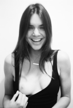 celebpaparazzi:  Kendall Jenner flashing her boob - Moises Arias