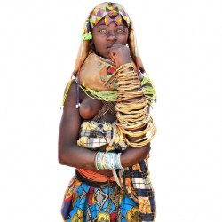 ratengoriginal:  Njange - a highly adorned Mumuhuila girl, from