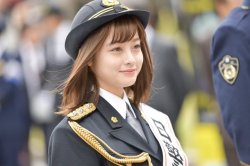 gifchiku2:  暇つぶしニュース 今日の橋本環奈一日署長パレードが神レベル　奇跡の一枚越えたやろ・・・　（画像あり）