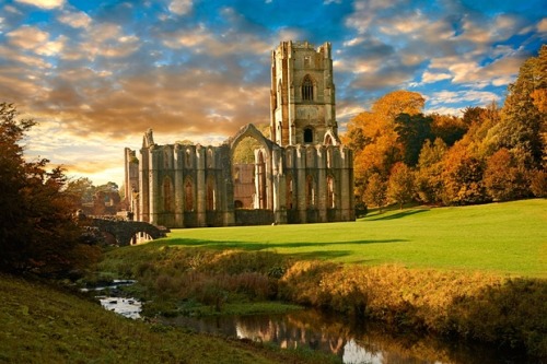 pagewoman:  Fountains Abbey, North Yorkshire, England    Paul Williams  