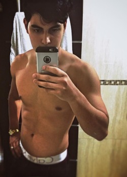 guyswithiphones-nude:  Guys with iPhones http://ift.tt/1bHkUpB