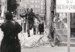 aiiaiiiyo:  The moments East German solider Hans Conrad Schumann