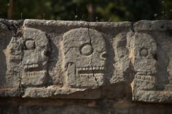 ancientart:  The Maya ‘Wall of Skulls’ (Tzompantli) at Chichén